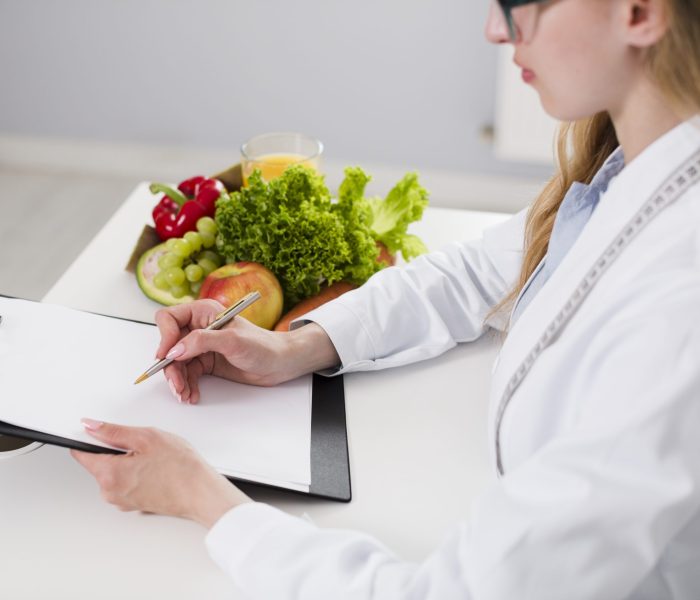 concepto-de-dieta-con-cientifica-y-comida-sana (2)
